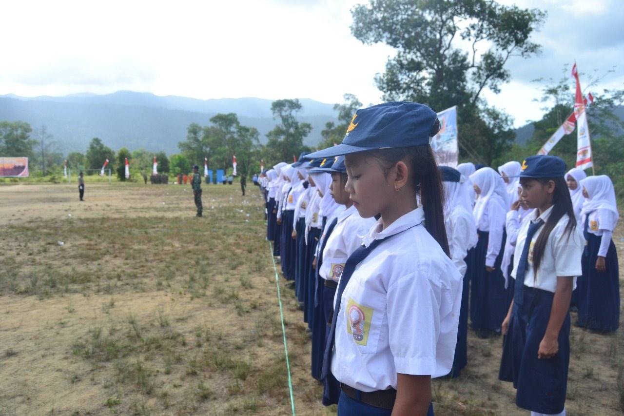 UPACARA: Sejumlah pelajar saat mengikuti upacara bendara di Desa Padang, beberapa waktu lalu, sebelum pandemi Covid-19. DOKUMEN