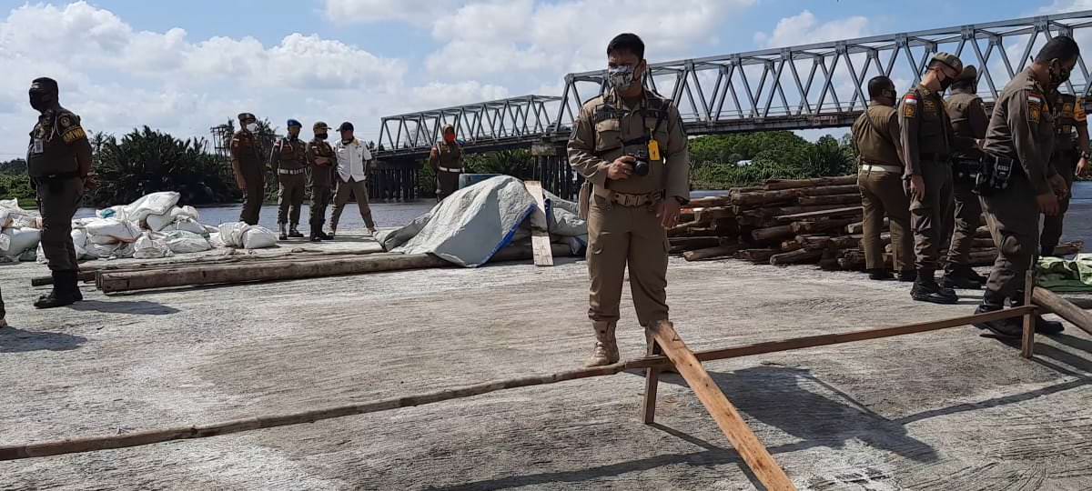 SEGEL TERSUS: Satpol PP Ketapang mendatangi dan menyegel tersus ilegal yang berada di bawah Jembatan Pawan II, Rabu (29/7) pagi. AHMAD SOFI/PONTIANAK POST