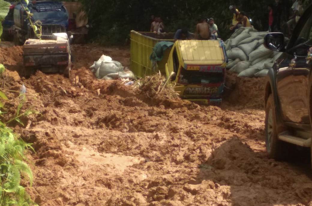 RUSAK PARAH: Ruas jalan yang menghubungkan antara Tumbang Titi dengan Jelai Hulu mengalami kerusakan sedemikian parah. ISTIMEWA