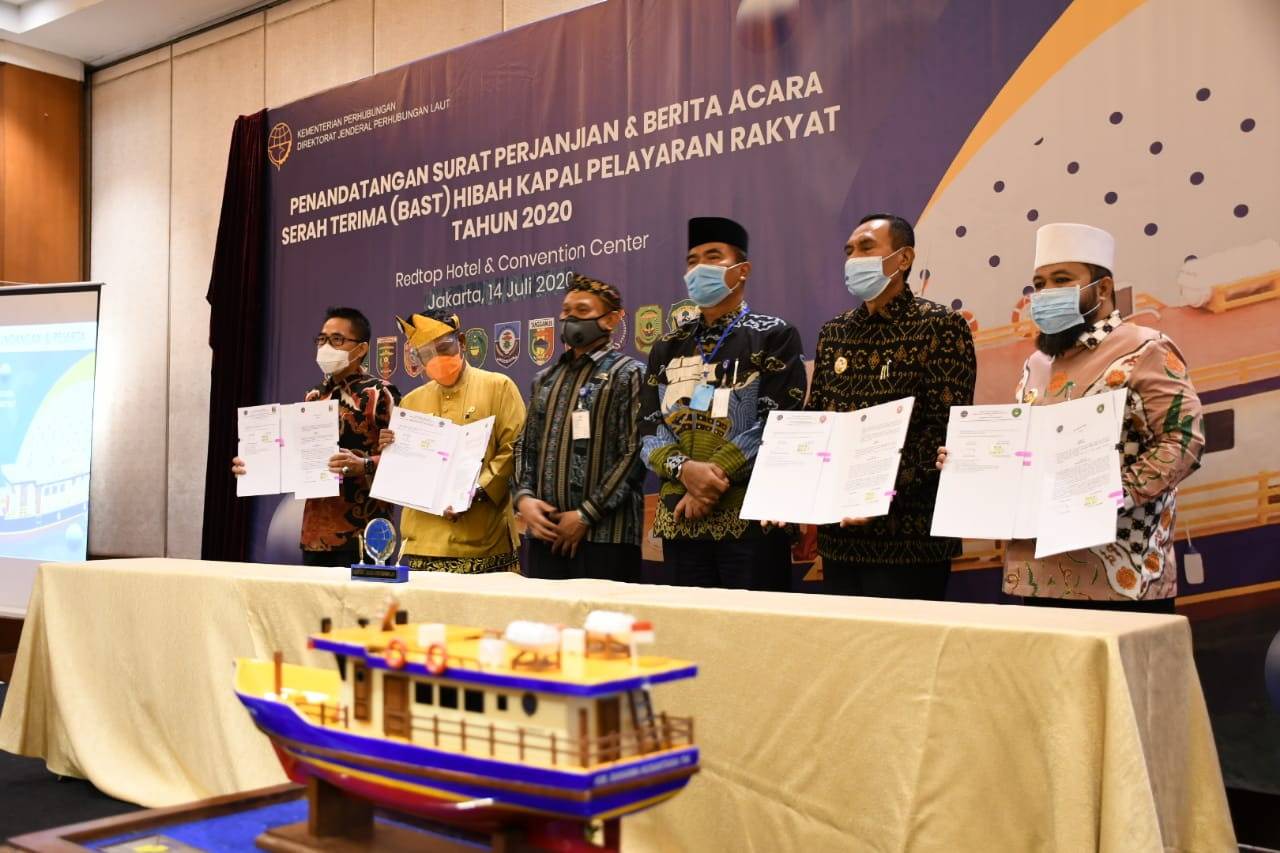 HIBAH KAPAL: Bupati Kayong Utara, Citra Duani, diabadikan bersama sejumlah kepala daerah yang menerima hibah kapal dari Kementerian Perhubungan RI di Kantor Kementerian Perhubungan, Selasa (14/7). HUMASKAB FOR PONTIANAK POST