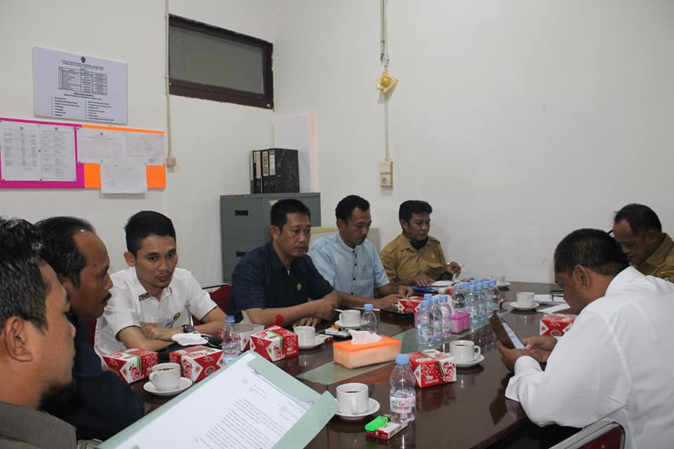 RAPAT PEMBAHASAN: Rapat kerja pembahasan perubahan status jalan Provinsi menjadi jalan nasional di Gedung DPRD Kayong Utara, Rabu (15/7). PAGE FACEBOOK DPRD KAYONG UTARA