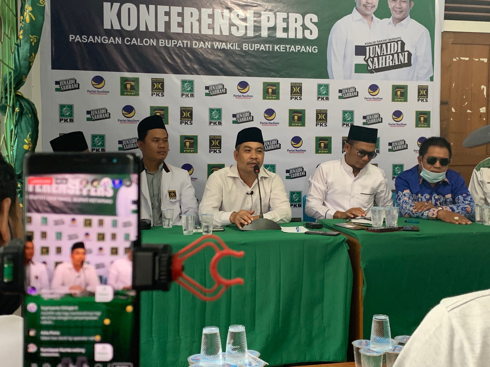KONFERENSI PERS: Pasangan bakal Calon Bupati dan Calon Wakil Bupati Ketapang, Junaidi-Sahrani, menggelar konferensi pers di Kantor DPC PPP Kabupaten Ketapang, kemarin (20/7) sore. AHMAD SOFI/PONTIANAK POST