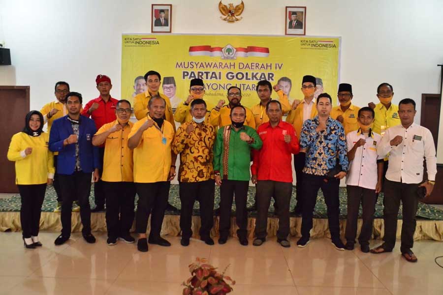 FOTO BERSAMA: Ketua Harian Partai Golkar Kalbar Adang Gunawan diabadikan bersama Bupati Citra Duani dan Wabup Effendi Ahmad dan undangan lainnya pada Pembukaan Musda IV Partai Golkar Kayong Utara, Sabtu (25/7). HUMASKAB FOR PONTIANAK POST
