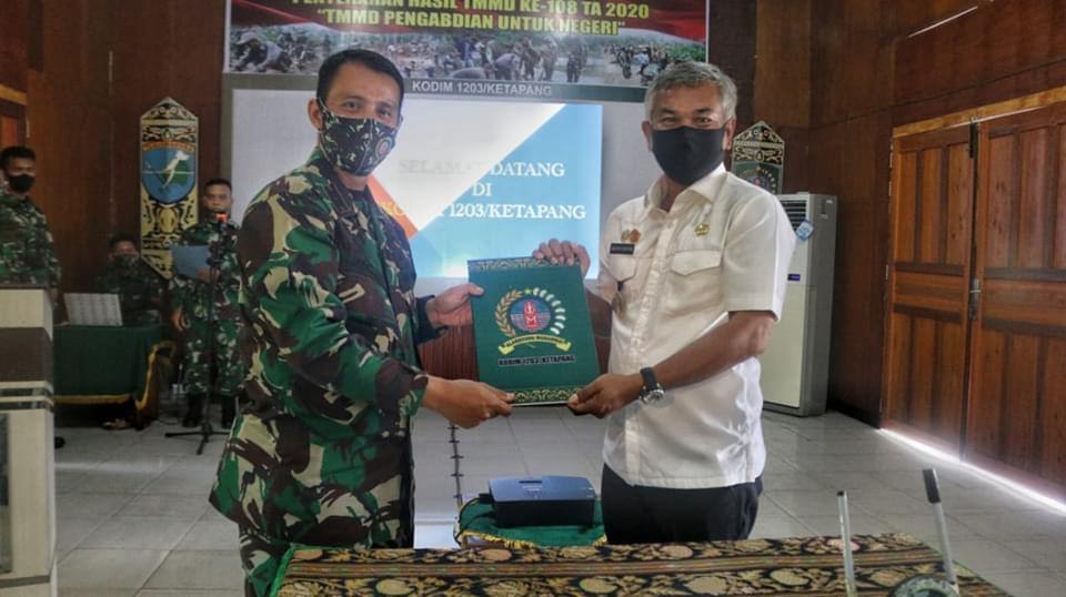 TERIMA NASKAH: Bupati Ketapang, Martin Rantan, menerima naskah berita acara kegiatan TMMD ke-108 dari Dandim 1203 Ketapang Letkol Kav. Jami’an di Aula Kodim 1203 Ketapang, kemarin (29/7). HUMASKAB FOR PONTIANAK POST