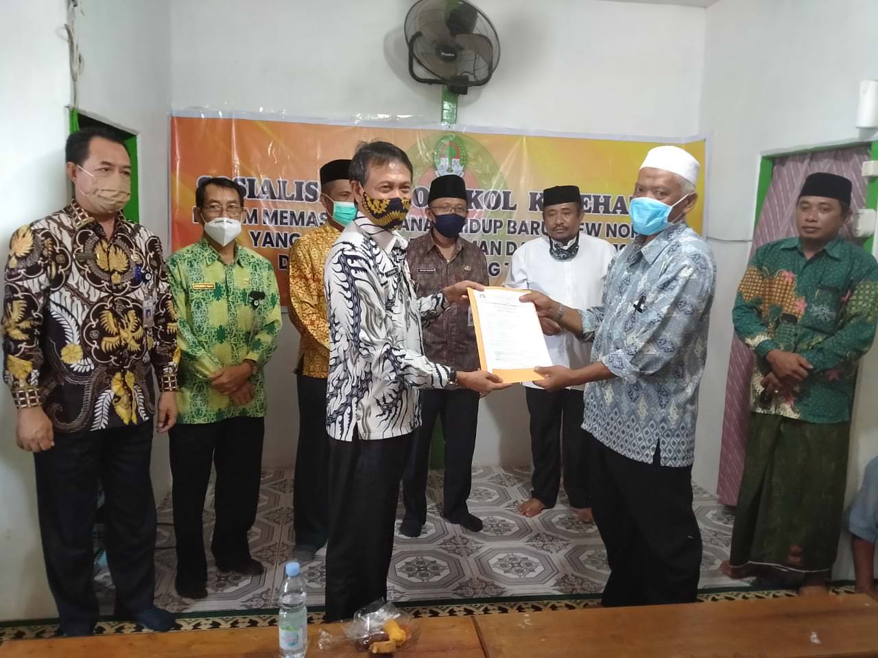 DANA HIBAH: Sekretaris Daerah Ketapang, Farhan, menyerahkan dana hibah pembangunan TPA Alfalah di Desa Banjarsari, Kecamatan Kendawangan, Jumat (26/6) lalu. HUMASKAB FOR PONTIANAK POST