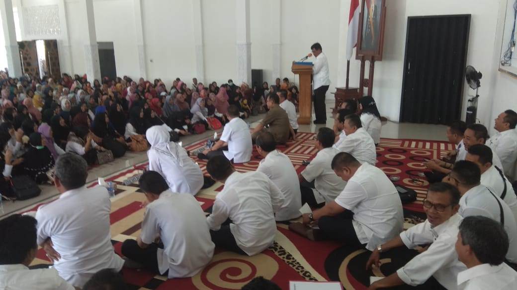 MENDAPAT ARAHAN: Para PTT di Kabupaten Kayong Utara saat mendapatkan pengarahan dari Bupati Citra Duani setahun yang lalu. Akibat aturan Pemerintah Pusat, nasib mereka akan berakhir 3 tahun lagi. DOKUMEN
