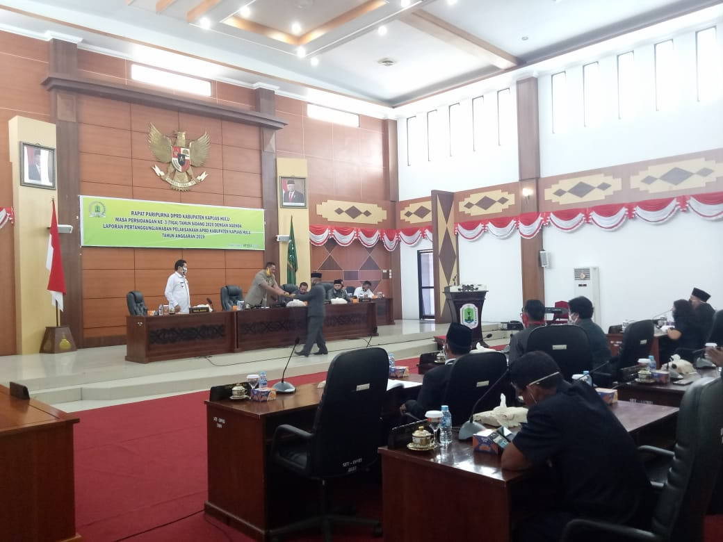 PARIPURNA: Penyerahan pemandangan umum fraksi oleh salah satu fraksi kepada pimpinan sidang dalam Sidang Paripurna DPRD, Rabu (8/7). ANDREAS/PONTIANAK POST