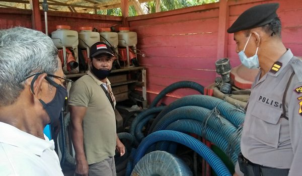 PENGECEKAN: Jajaran Polres Sekadau melakukan pengecekan terhadap peralatan damkar perusahaan sawit untuk mengantisipasi karhutla. ISTIMEWA