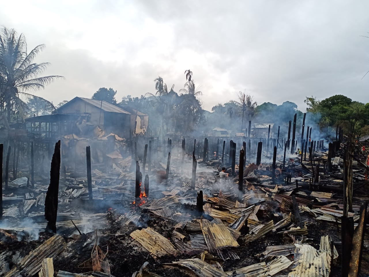 RATA: Inilah kondisi puing-puing rumah betang Dipan Nipan Bolong, Desa Nanga Nyabau, Kecamatan Putussibau Utara yang dilaporkan terbakar pada Minggu (19/7) malam lalu. ISTIMEWA