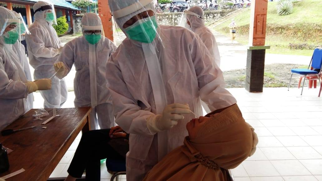 TES SWAB: Dinas Kesehatan Kabupaten Sekadau melakukan swab test kepada para guru menjelang dilakukannya sekolah tatap muka, Selasa (28/7) di SMA Negeri 1 Sekadau. RIESALA ANVAR/PONTIANAK POST