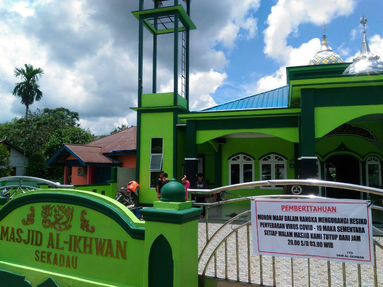 PEMBATASAN: Masjid Al-Ikhwan Sekadau saat membatasi pembukaan masjid untuk mengurangi penyebaran Covid-19, beberapa waktu lalu. Salat Id tahun ini boleh dilaksanakan di masjid dan tidak boleh dilaksanakan di tanah lapang. ISTIMEWA