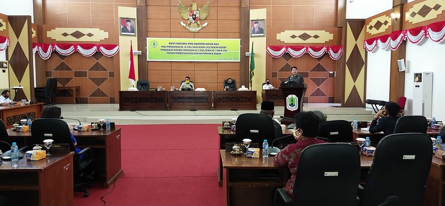 PIDATO: Wakil Bupati Kapuas Hulu Antonius L. Ain Pamero ketika menyampaikan jawaban atas PU fraksi-fraksi DPRD Kapuas Hulu dalam Sidang Paripurna DPRD di Ruang Sidang Utama Gedung DPRD, Rabu (29/7). ANDREAS/PONTIANAK POST