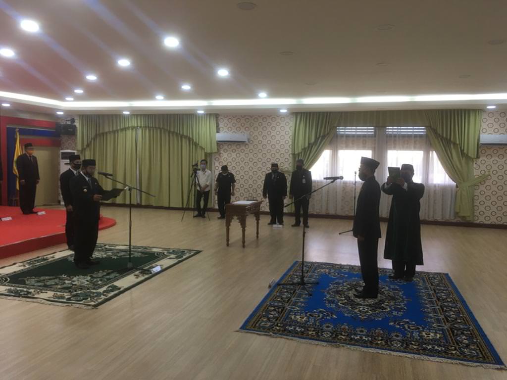 PENGAMBILAN SUMPAH: Bupati Sekadau, Rupinus melakukan pengambilan sumpah jabatan terhadap Penjabat Sekretaris Daerah Sekadau Nurhadi di Ruang Serbaguna Kantor Bupati Sekadau, kemarin (1/7). SIGIT ADRIYANTO/PONTIANAK POST