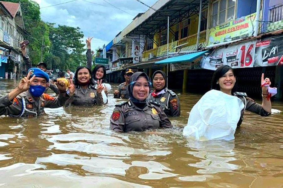 SWAFOTO: Di tengah banjir melanda di Pasar Pinoh yang mencapai 1 meter lebih, jajaran dari Laka Lantas Polres Melawi juga turut membantu masyarakat yang tempatnya terendam banjir. HUMAS POLRES MELAWI FOR PONTIANAK POST