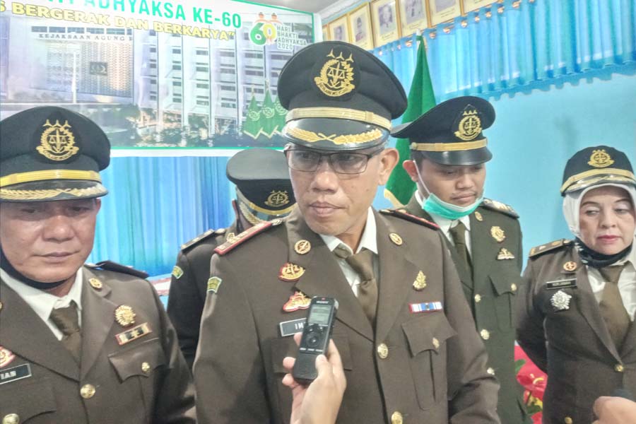 WAWANCARA: Kepala Kejaksaan Negeri Sintang, Imran didampingi sejumlah kepala seksi saat diwawancarai awak media, kemarin. FIRDAUS DARKATNI/PONTIANAK POST