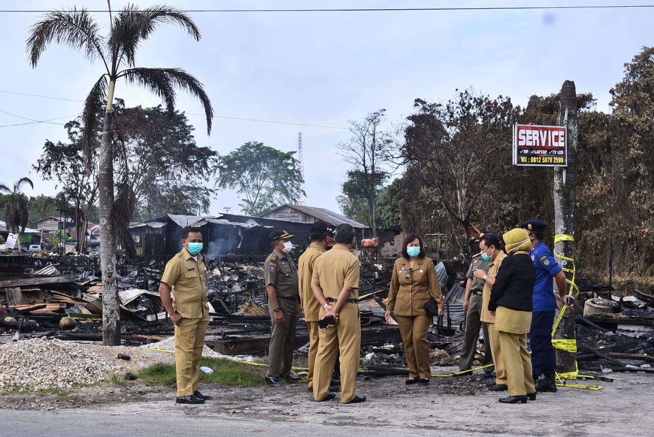 PENINJAUAN: Sekda Kabupaten Sintang Yosepha Hasnah saat meninjau bekas kebakaran yang melanda puluhan kios di Tugu BI, Selasa (28/7). ISTIMEWA