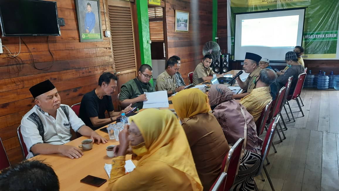 RAPAT PEMANTAPAN: Panitia Hari Besar Islam (PHBI) Kabupaten Sintang membahas pelaksanaan salat Id dalam rangka perayaan Iduladha 1441 Hijriah, kemarin. ISTIMEWA
