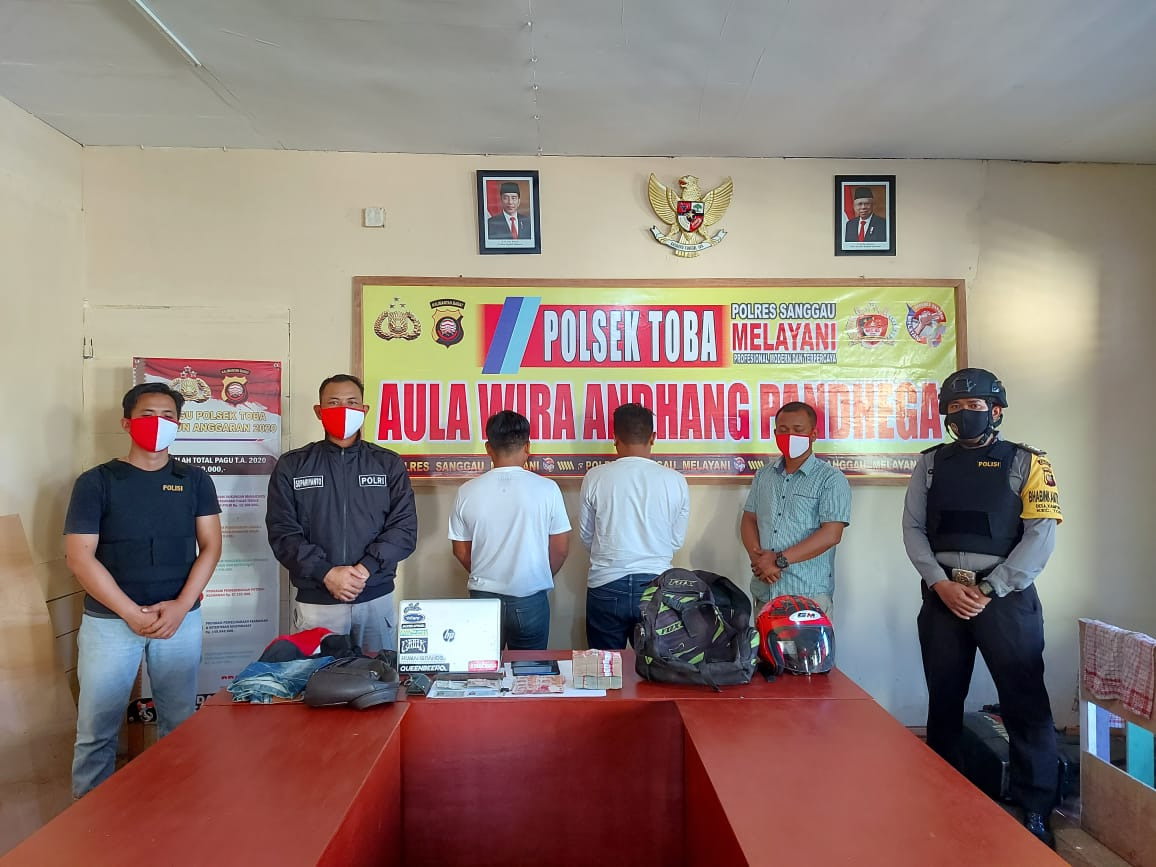 DIAMANKAN: Kedua pelaku pembuat laporan palsu kasus pencurian uang Rp86 juta di Dusun Natai, Desa Balai Belungai, Kecamatan Toba, berhasil diamankan jajaran Polsek Toba beserta sejumlah barang bukti. ISTIMEWA
