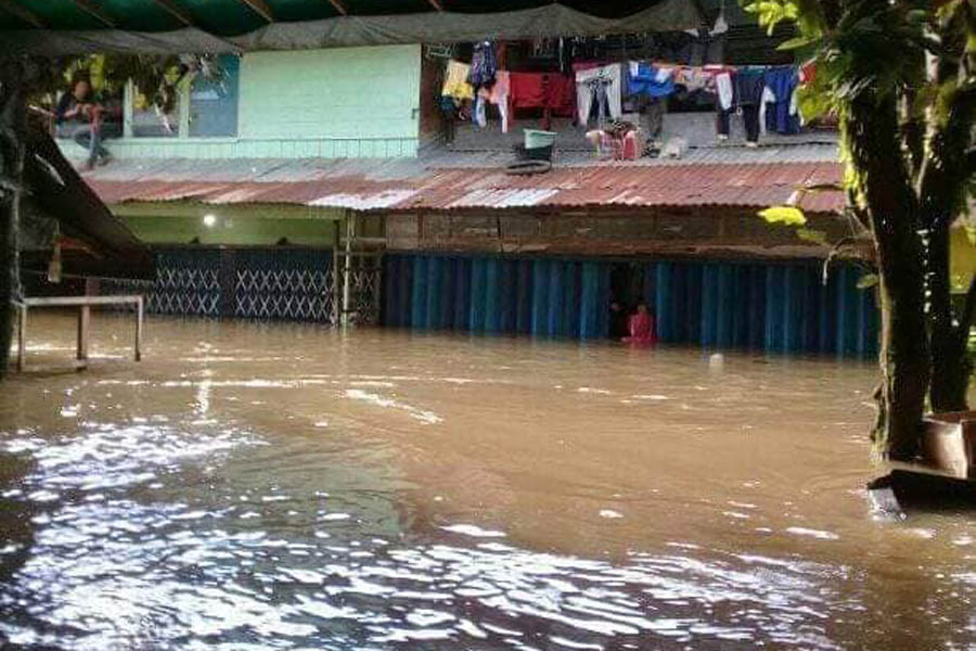 TERENDAM: Sejumlah rumah terendam di wilayah Serawai – Ambalau. Bupati Sintang Jarot Winarno menyebut setidaknya 8.113 rumah terendam dalam bencana tahunan terparah tahun ini tersebut di empat kecamatan. PAGE FACEBOOK SEKADAU BERBAGI BERITA
