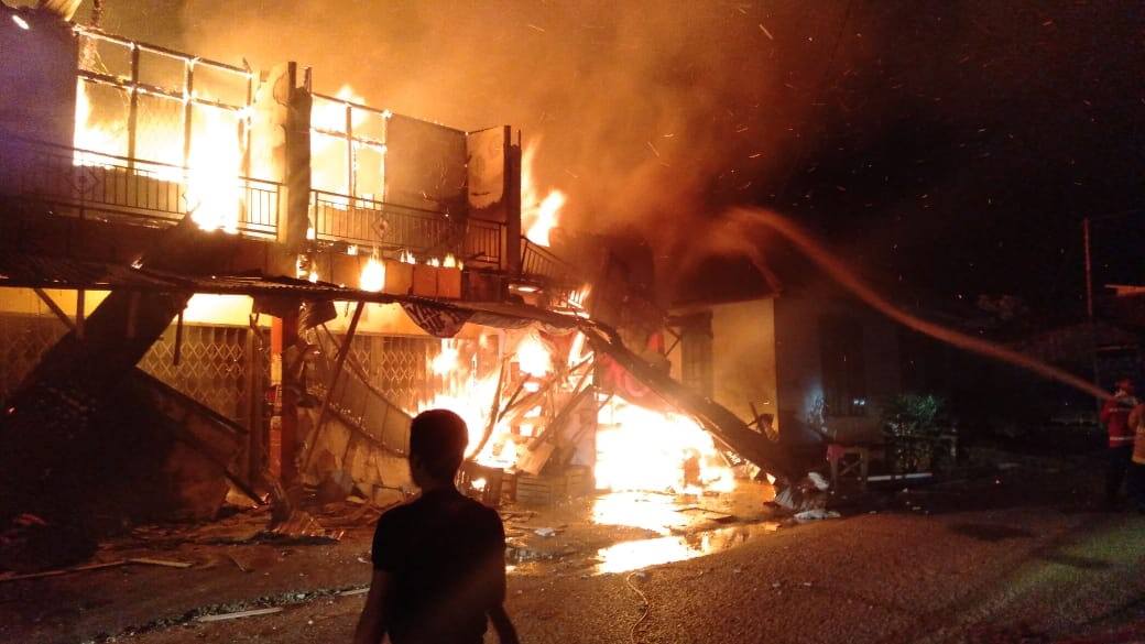 KEBAKARAN: Damkar Sintang bersama pihak kepolisian tampak sedang berjibaku memadamkan api yang melahap tiga buah ruko di Kelurahan Tanjung Puri, Kecamatan Sintang, Senin (20/7) dinihari. ISTIMEWA