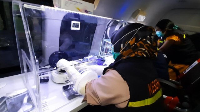 MOBIL PCR: Bagian dalam mobil PCR yang berisikan berbagai alat untuk melakukan tes swab, kemarin tiba di Kantor Dinas Kesehatan Sintang. Dengan mobil tersebut, kini tak perlu harus menunggu hasil dari Pontianak. ISTIMEWA