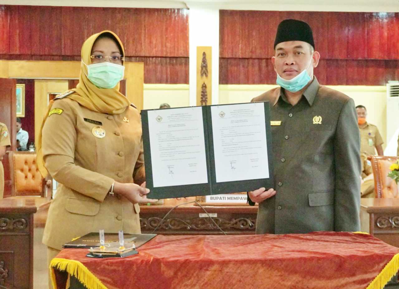 HASIL AUDIT: Bupati Hj Erlina dan Ketua DPRD menunjukan hasil audit BPR-RI. Istimewa