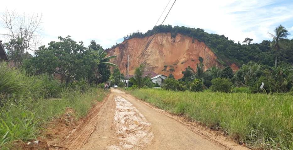 BOTAK : Kondisi Bukit Peniraman pasca terjadinya longsor.     WAHYU ISMIR/PONTIANAK POST