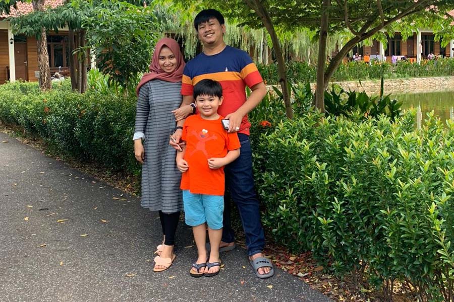 BERSAMA KELUARGA: Agung Adma Supriyadi (31) semasa hidup bersama istri dan anak tercinta. Agung menjadi korban kecelakaan 15 Desember 2019 lalu. ISTIMEWA