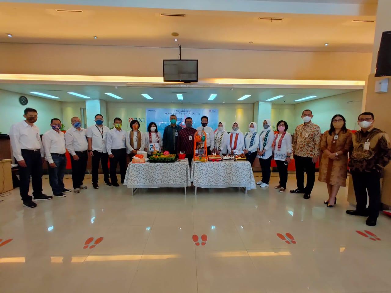 POTONG TUMPENG : BNI Kantor Cabang Pontianak menggelar potong tumpeng dalam rangka syukuran HUT Ke-74 bank tersebut, Senin (6/7). IST