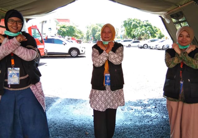 PENDAMPING PASIEN: Endah Sulistiawati (kiri), Sita Pramesthi (tengah), dan Fatimah Rahmawati saat berada di RSLI.  Septian Nur Hadi/Jawa Pos