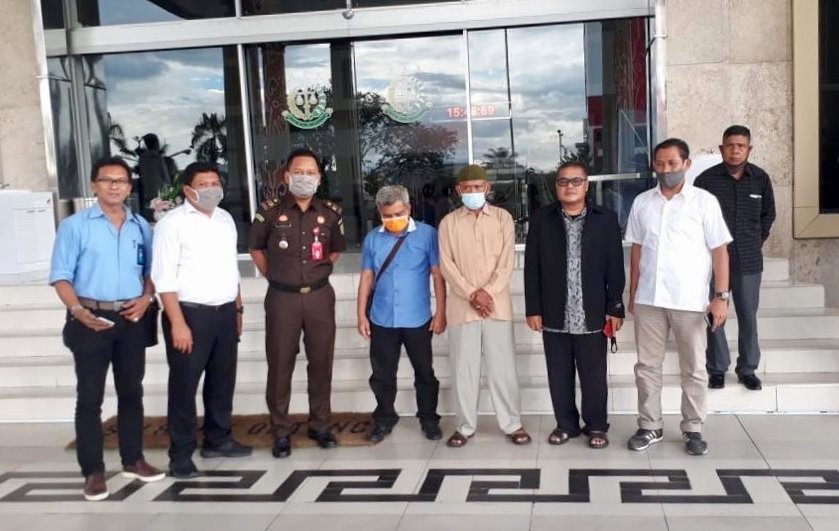 DISERAHKAN KE JAKSA: Direktorat Reserse Kriminal Khusus Polda Kalbar melakukan pelimpahan tahap II kasus korupsi dana hibah pembangunan Masjid Agung Melawi ke Kejaksaan Tinggi Kalimantan Barat, kemarin. ISTIMEWA