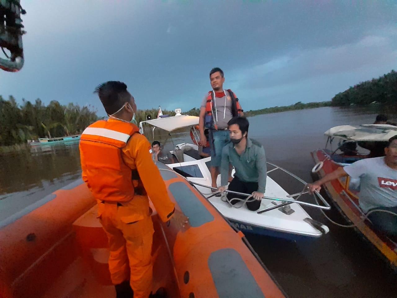 CARI KORBAN: Tim SAR gabungan mencari korban tabrakan speedboat rute Senentang menuju Kubu dengan motor air di Muara Kubu, Kubu, Kubu Raya, Minggu (12/7). ISTIMEWA