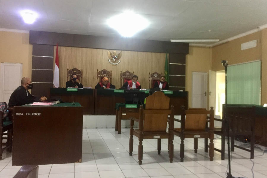 SIDANG: Suasana sidang perkara pengangkutan sumber daya alam hayati dan ekosistem di Pengadilan Negeri Pontianak, Kamis (16/7).  (ARIEF NUGROHO/PONTIANAK POST)