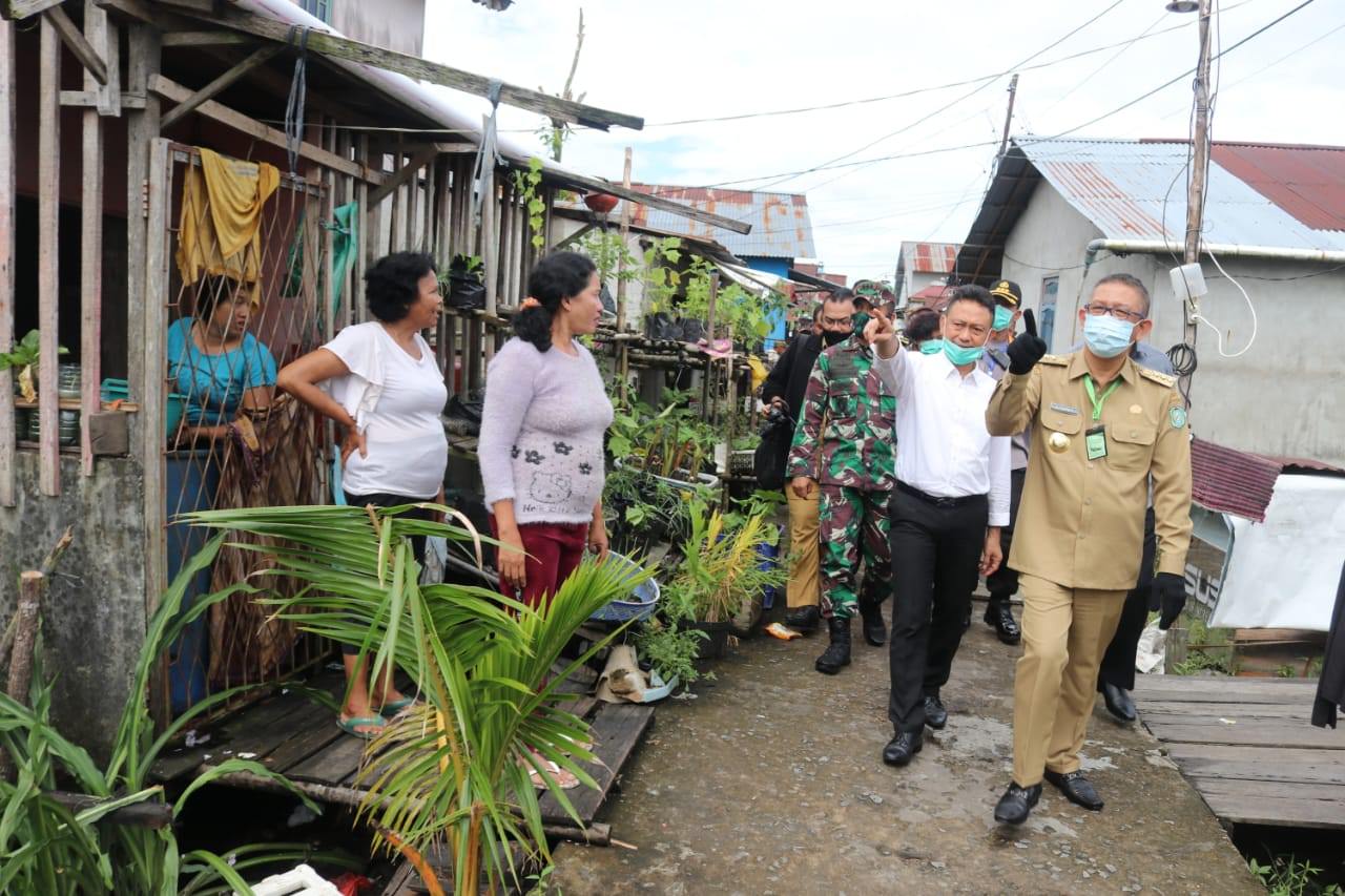 TINJAU KORBAN: Gubernur Kalbar Sutarmidji saat meninjau rumah korban puting beliung di Kelurahan Sungai Beliung, Kecamatan Pontianak Barat, Senin (20/7). BIRO ADPIM FOR PONTIANAK POST