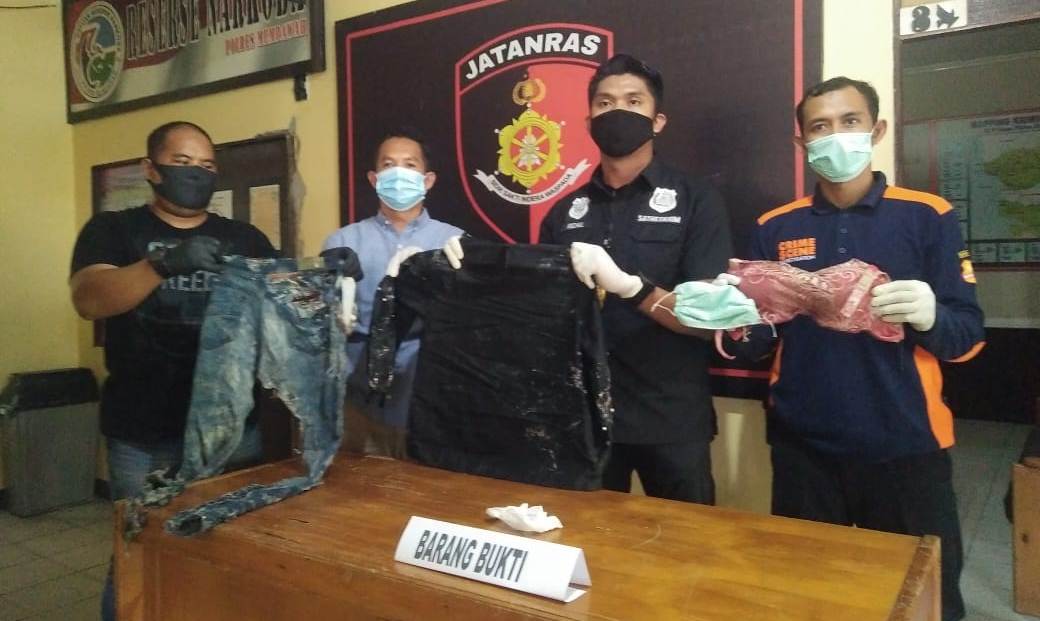 BARANG BUKTI: Kasat Reskrim Polres Mempawah Iptu Muhammad Resky Rizal memperlihatkan barang bukti berupa pakaian korban, Kamis (23/7).  WAHYU ISMIR/PONTIANAK POST