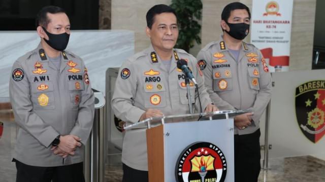 BERI KETERANGAN: Kepala Biro Penerangan Masyarakat (Karo Penmas) Mabes Polri, Irjen Argo Yuwono saat memberikan keterangan pers mengenai penahanan Brigjen Pol Prasetijo Utomo oleh Provost Mabes Polri selama dua pekan ke depan.  FOTO: MABES POLRI