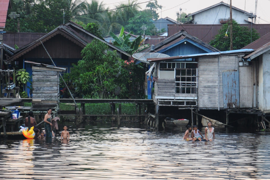 MANFAATKAN SUNGAI: Masyarakat memanfaatkan air Sungai Kapuas untuk kebutuhan hidup sehari-hari seperti mandi dan mencuci pakaian. HARYADI/PONTIANAKPOST