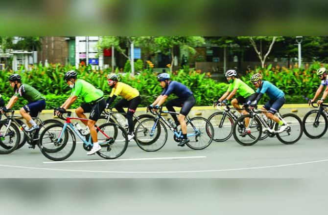 KEBUTUHAN, HOBI, DAN TREN: Rombongan pesepeda melintas di kawasan Sudirman, Jakarta, Sabtu (4/7). Di berbagai kota lain di tanah air kegiatan serupa marak dilakukan. MIFTAHULHAYAT/JAWA POS