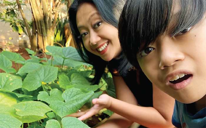 HEMAT BELANJA: Asri Welas dan putranya, Ibam, di kebun rumah mereka di Jakarta Timur. Urban Farming kian mendekatkan Ibam dengan alam. ASRI WELAS FOR JAWA POS