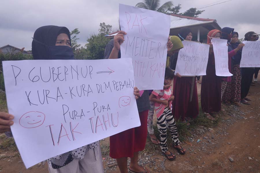 ASPIRASI : Sejumlah masyarakat menyampaikan aspirasi di depan kantor Dirjen PSDKP bersamaan konferensi pers dari Menteri Kelautan dan Perikanan, Edhy Prabowo beserta Gubernur Kalbar, Sutarmidji, Rabu (22/7). Masyarakat meminta Jalan Mohammad Hatta, Kubu R
