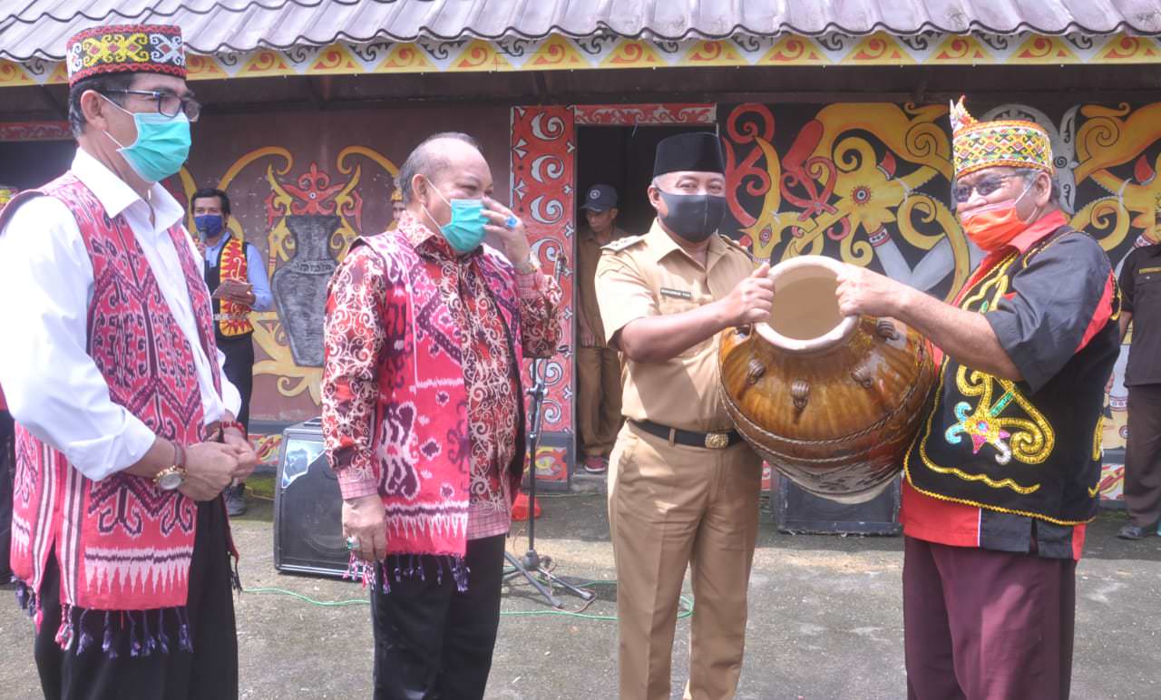 TAJO: Panitia memberikan cinderamata berupa Tempayan Tajo kepada Wabup Mempawah, Muhammad Pagi. ISTIMEWA