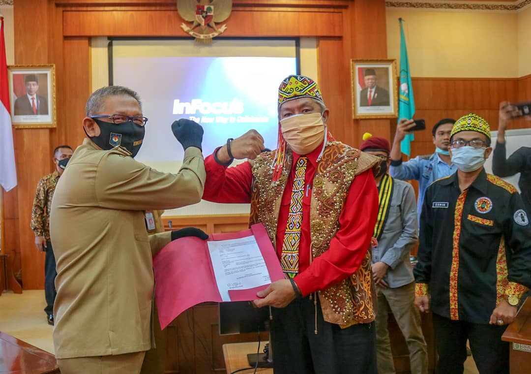 AUDIENSI : Aliansi Peladang Kalimantan Barat foto bersama Gubernur Kalbar Sutarmidji setelah audiensi di Kantor Gubernur, Selasa (21/7).    BIRO ADPIM FOR PONTIANAK POST