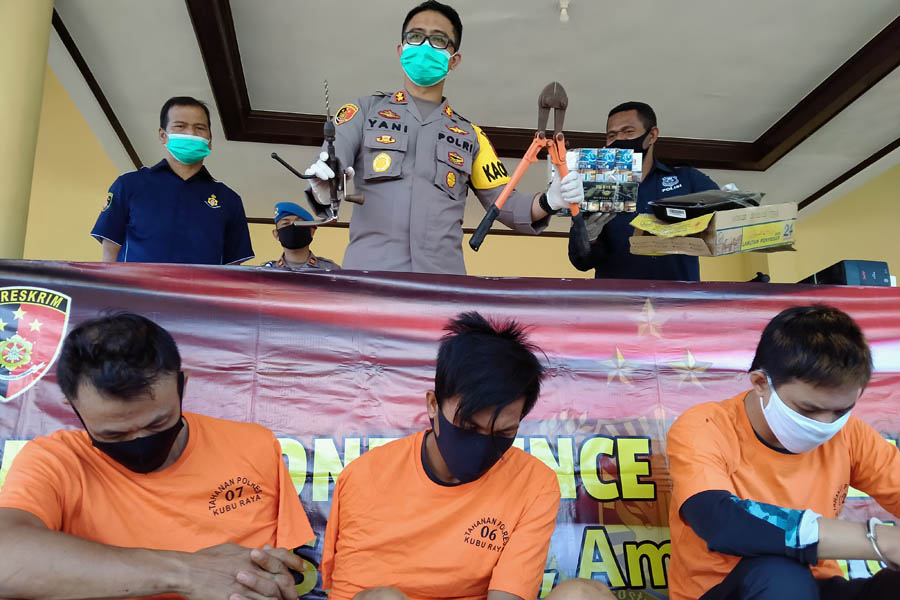 DITANGKAP: Tiga anggota sindikat perampokan swalayan di Desa Kuala Dua, Sungai Raya ditangkap polisi.  ISTIMEWA