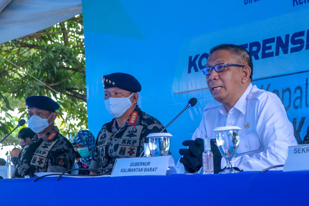 SAMBUTAN: Gubernur Kalbar Sutarmidji memberikan sambutan saat kunjungan kerja Menteri Kelautan dan Perikanan Edhy Prabowo di kantor Stasiun PSDKP Pontianak, Rabu (22/7) pagi. BIRO ADPIM FOR PONTIANAK POST