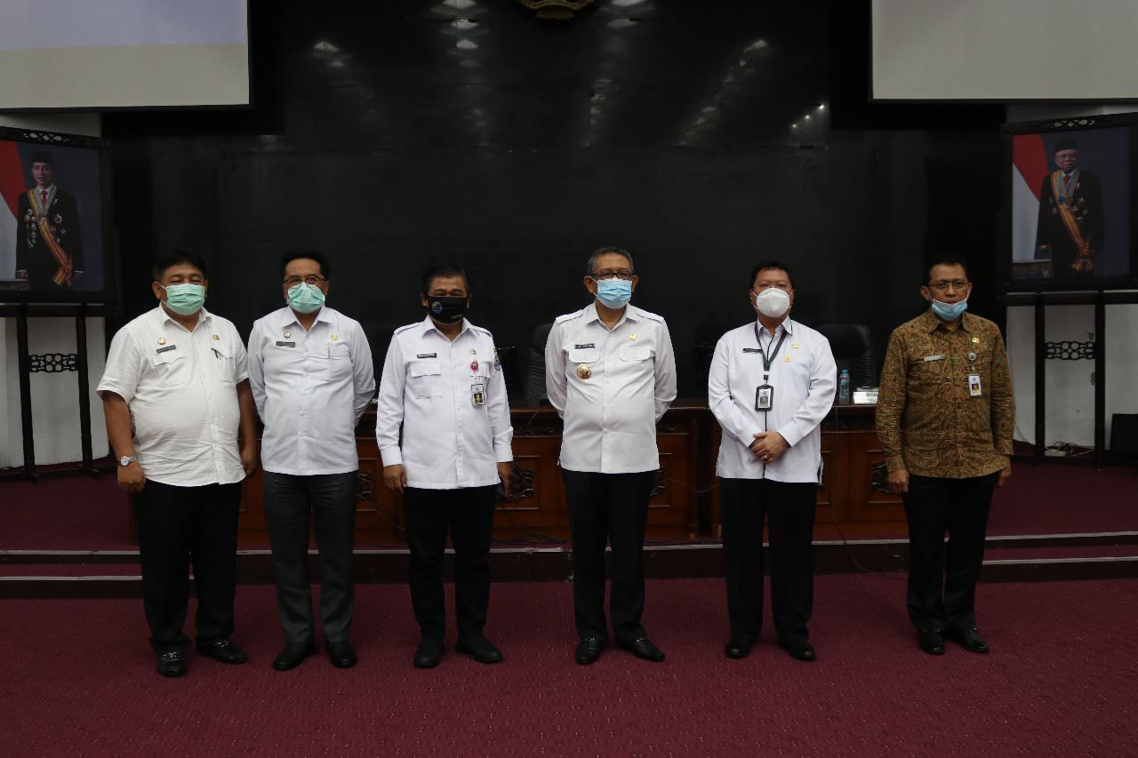 PERBATASAN: Gubernur Kalbar, Sutarmidji mengikuti Rapat Koordinasi Pembahasan Rancangan Inpres Percepatan Pembangunan Ekonomi Kawasan Perbatasan Negara Aruk, Motaain dan Skouw di Balai Petitih Kantor Gubernur, Rabu (8/7).  BIRO ADPIM FOR PONTIANAK POST