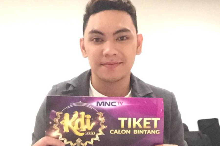 FINALIS: Tanjung menunjukkan tiket yang membawanya menuju panggung Kontes Dangdut Indonesia (KDI).  ISTIMEWA