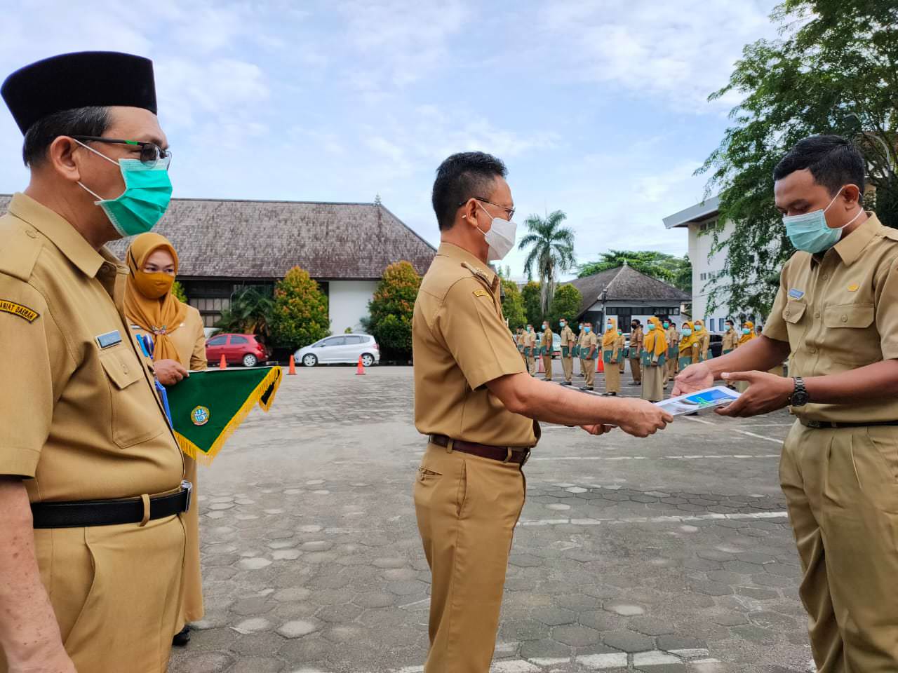 SERAH: Wali Kota Pontianak, Edi Rusdi Kamtono menyerahkan SK 100 persen sebagai pegawai kepada 250 ASN. PROKOPIM PONTIANAK FOR PONTIANAK POST