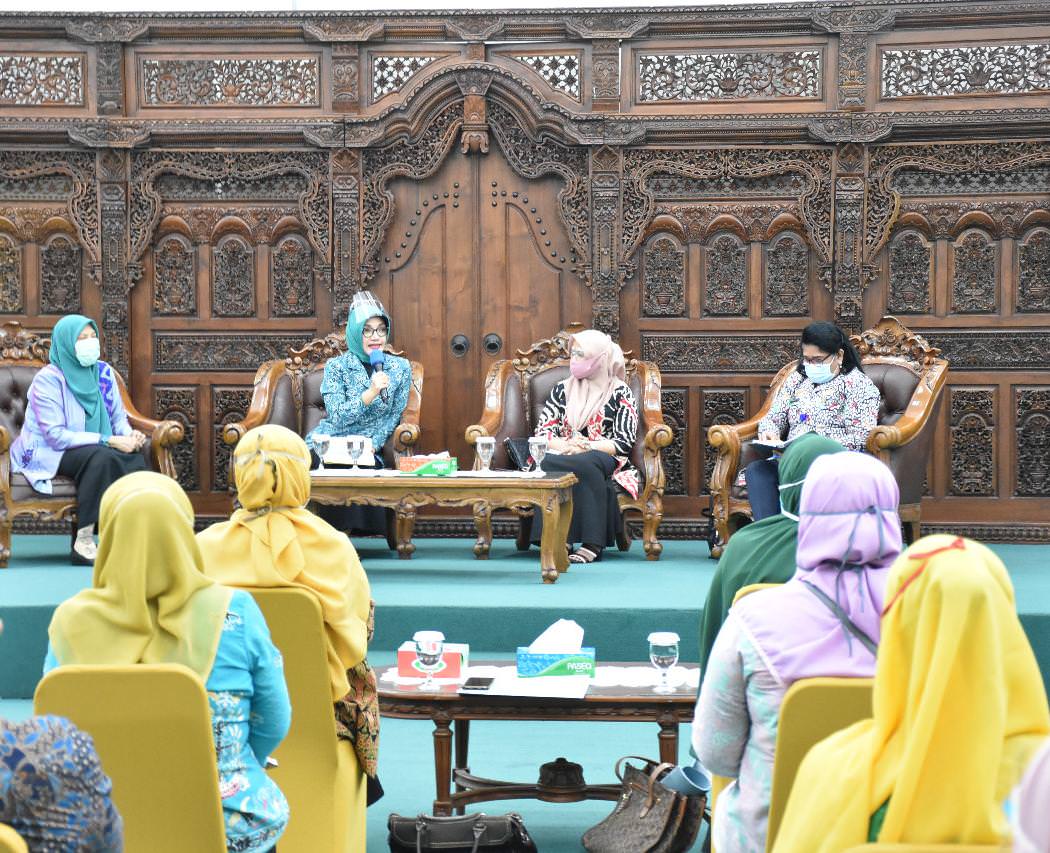 PKK: Ketua TP PKK Pontianak, Yanieta Arbiastutie memberikan pengarahan pada kegiatan PKK, belum lama ini. HUMAS PEMKOT FOR PONTIANAK POST