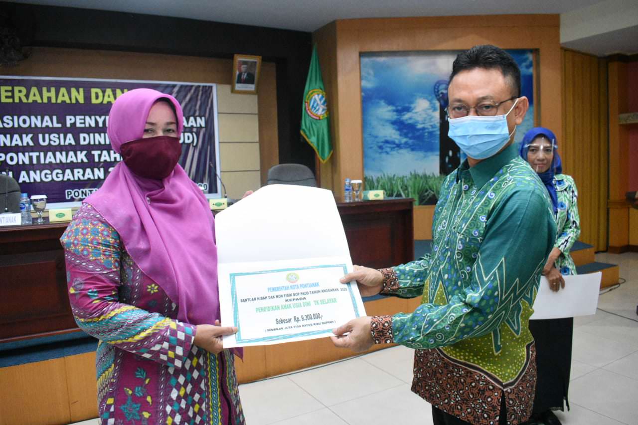 BANTUAN: Wali Kota Pontianak, Edi Rusdi Kamtono menyerahkan bantuan operasional penyelenggara PAUD secara simbolis. PEMKOT PONTIANAK