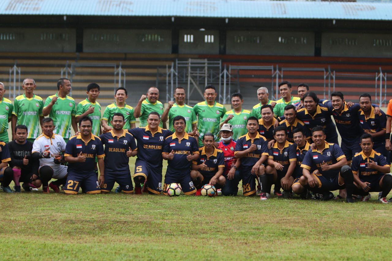 TANDING: Pertandingan persahabatan antara PS Pemkot Pontianak dengan FC Journalist di Lapangan Kebon Sajoek juga diikuti Wali Kota Pontianak, Edi Rusdi Kamtono. ISTIMEWA